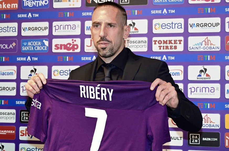 Newly hired French forward of Fiorentina, Franck Ribery, shows his jersey during a press conference for his official presentation in Florence, Italy, Thursday, Aug. 22, 2019. (Claudio Giovannini/ANSA  ...