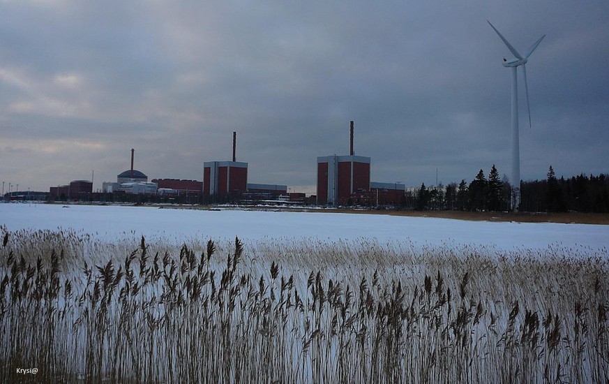 Das Atomkraftwerk Olkiluoto liegt auf der Insel Olkiluoto an der Westküste Finnlands.

Quelle: https://commons.wikimedia.org/wiki/File:Elektrownia_j%C4%85drowa_w_Olkiluoto_-_panoramio.jpg