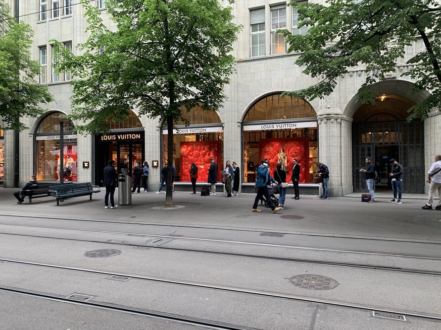 Anstehen vor dem Louis Vuitton Store.