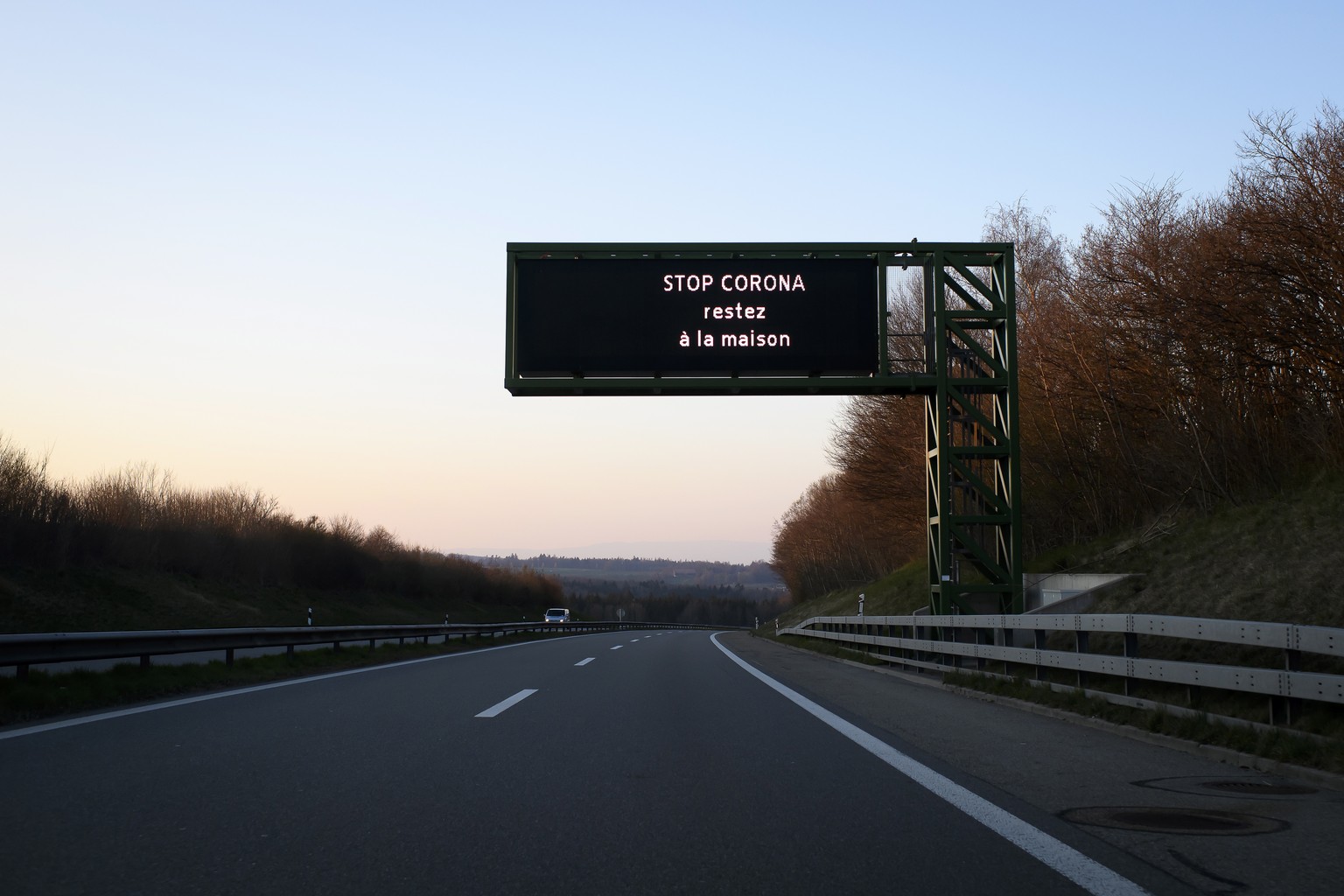 epa08338937 An electronic traffic panel reads &#039;Stop Corona Stay home&#039; on the highway A12 between Riaz and Fribourg, Switzerland, 02 April 2020, during the state of emergency amid the ongoing ...