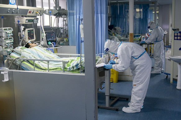 epa08161743 A picture released by Xinhua News Agency shows medical staff working in the Intensive Care Unit (ICU) of Zhongnan Hospital of Wuhan University in Wuhan, Hubei Province, China, 24 January 2 ...