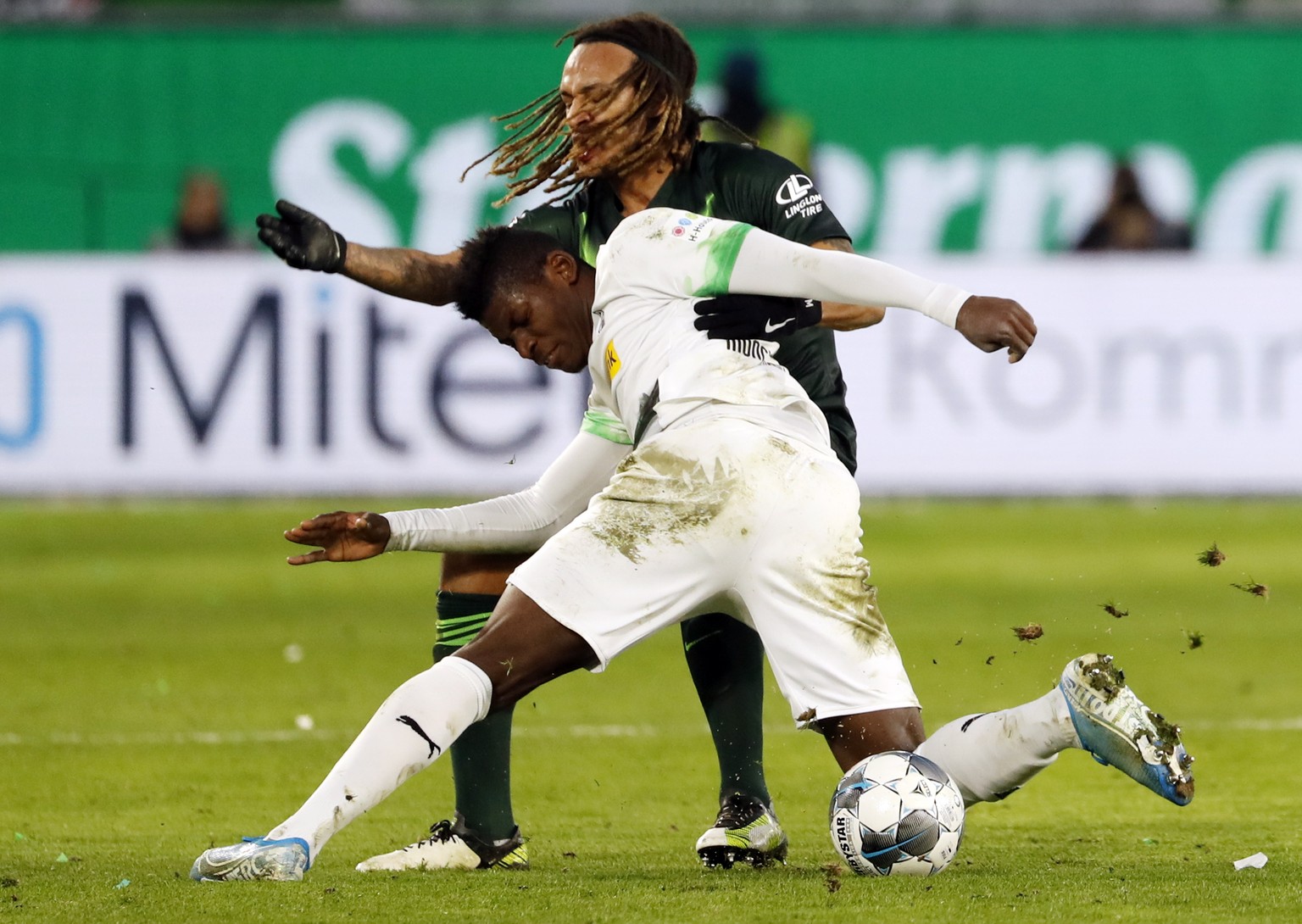 epa08073702 Moenchengladbach&#039;s Breel Embolo (front) and Wolfsburg&#039;s Kevin Mbabu in action during the German Bundesliga soccer match between VfL Wolfsburg and Borussia Moenchengladbach, in Wo ...