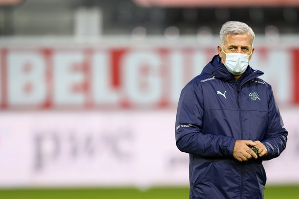 Switzerland&#039;s soccer national team head coach Vladimir Petkovic wears a protective facial mask during a training session on the eve of an international friendly soccer match between Belgium and S ...