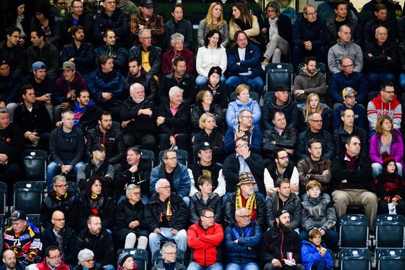 Zuschauer verfolgen das Eishockey Meisterschaftsspiel der National League zwischen dem SC Bern und den EHC Kloten, am Freitag, 6. Oktober 2017, in der Postfinance Arena in Bern. (KEYSTONE/Manuel Lopez ...