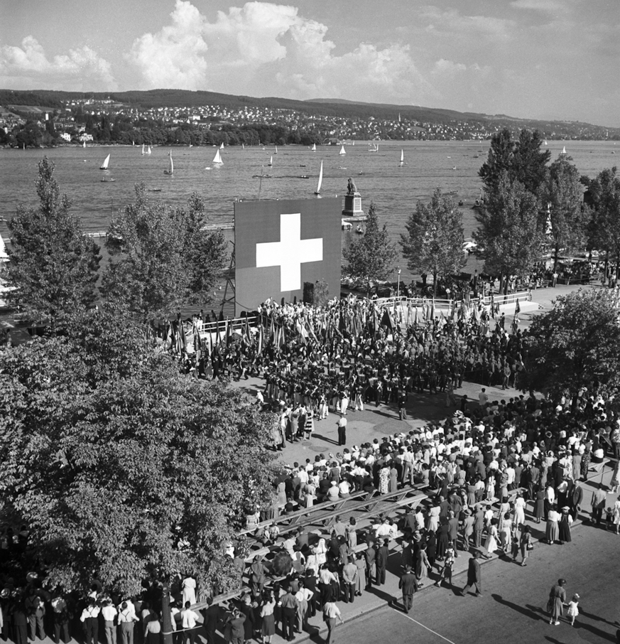 Bundesfeier auf dem Hafenplatz Enge in Zuerich, aufgenommen am 1. August 1948. (KEYSTONE/PHOTOPRESS-ARCHIV/Ernst Baumann)