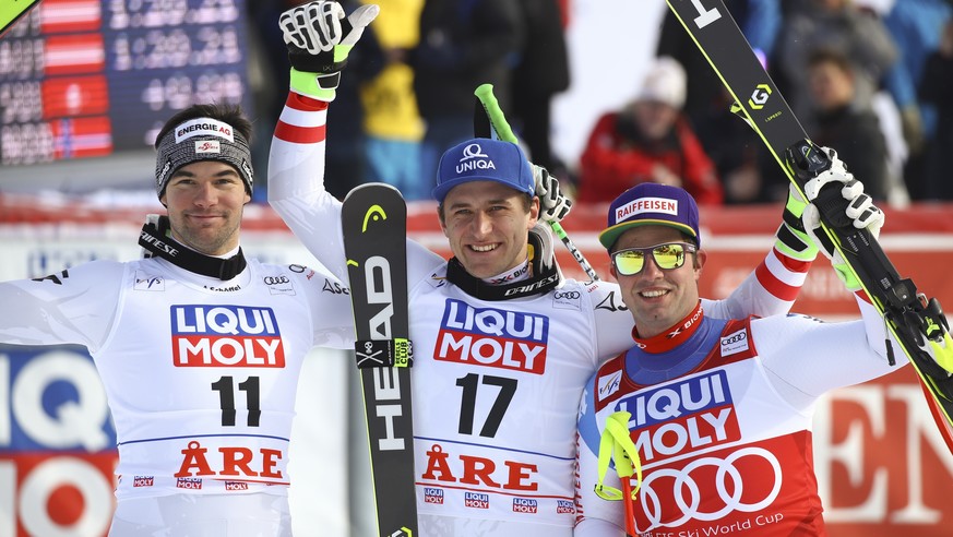 Austria&#039;s Matthias Mayer, center, winner of a men&#039;s downhill, poses with second placed Austria&#039;s Vincent Kriechmayr, left, and third placed Switzerland&#039;s Beat Feuz at the alpine sk ...