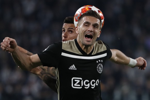 Juventus&#039; Joao Cancelo, left, and Ajax&#039;s Dusan Tadic fight for the ball during the Champions League quarter final, second leg soccer match between Juventus and Ajax, at the Allianz stadium i ...