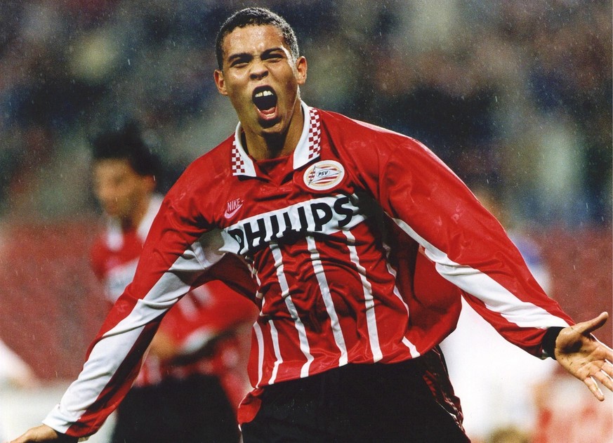 epa02583232 (FILE) A file picture dated 26 September 1995 shows PSV Eindhoven&#039;s Brazilian striker Ronaldo celebrating after scoring his team&#039;s second goal against Mypa 47 during the UEFA Cup ...