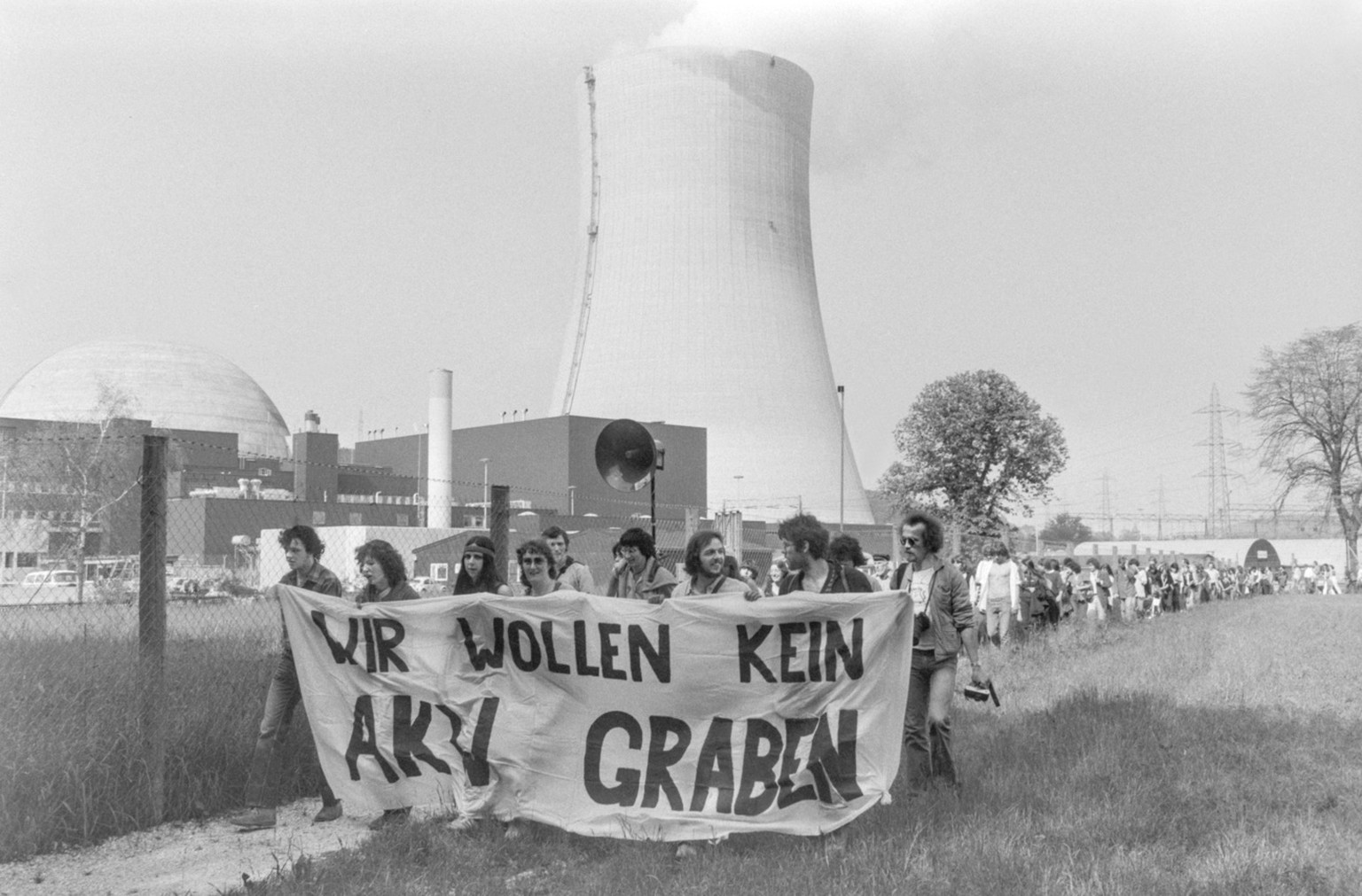 Atomkraftwerkgegner protestieren gegen den Bau des Kernkraftwerks Graben im Kanton Bern am 21. Maerz 1981. (KEYSTONE/Str)