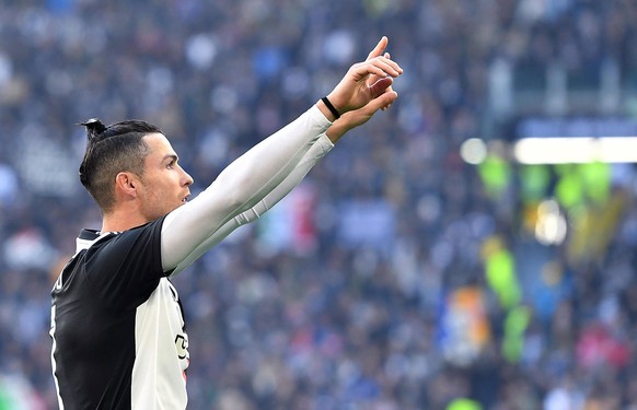 epa08187858 Juventus&#039; Crisriano Ronaldo jubilates after scoring with his teammates after scoring with his second penalty during the Italian Serie A soccer match Juventus FC vs ACF Fiorentina at t ...