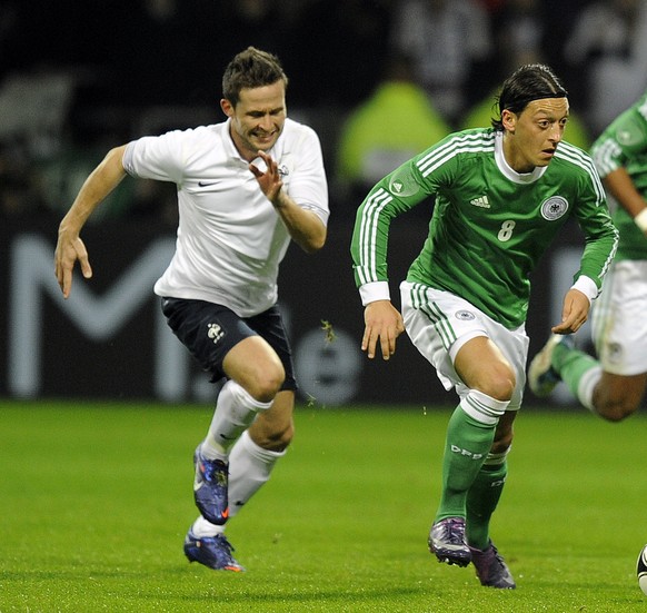 Yohan Cabaye und Mesut Özil. Deutschland gegen Frankreich gab es in den letzten beiden Jahren zweimal als Testspiel. Im Februar 2012 siegten die Franzosen auswärts in Bremen mit 2:1, ein Jahr später r ...