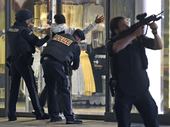 ARCHIV - Schwerbewaffnete Polizisten kontrollieren in der Wiener Innenstadt eine Person. Ein Beamter hat sein Gewehr im Anschlag. Nach den blutigen Anschlägen in Wien, Nizza und Dresden will die EU-Ko ...
