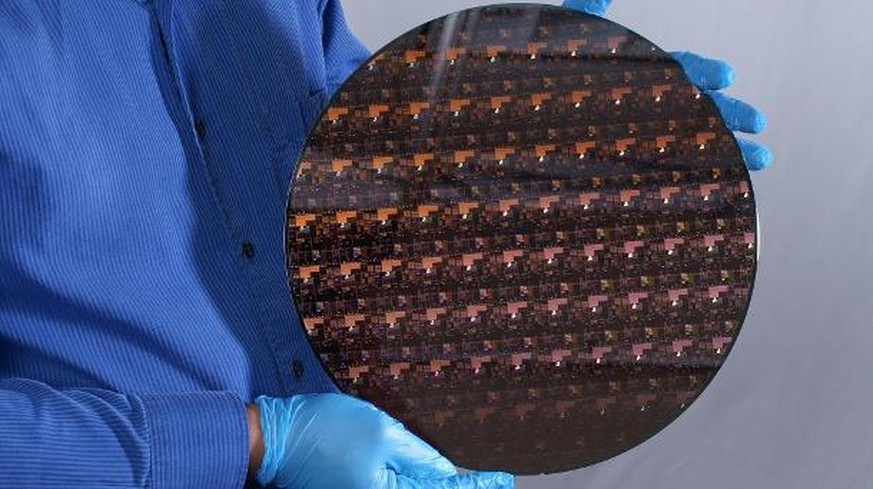 Ein Wafer von IBM: Das Unternehmen hat den ersten 2nm-Chip der Welt hergestellt.