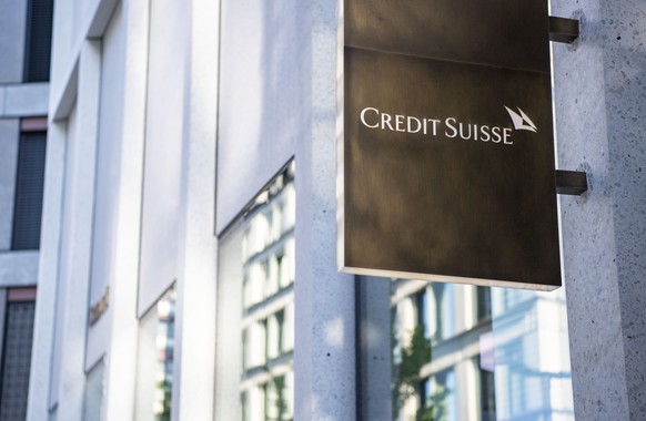 ARCHIVBILD ZUM ERGEBNIS DER CREDIT SUISSE --- Ein Logo der CS anlaesslich einer Medienkonferenz der Credit Suisse zur lancierung ihres neuen digitalen Angebotes und zukunftweisendes Geschaeftsstellenk ...