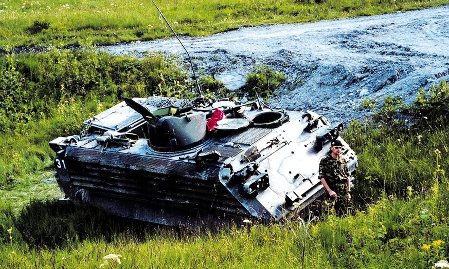 Dieser Schuetzenpanzer 63/89 kam am Freitag, 11. August 2000, bei einer Gefechtsuebung auf dem Schiessplatz Wichlenalp (GL) von der Strasse ab. Dabei kippte das Fahrzeug um und begrub den Mann unter s ...