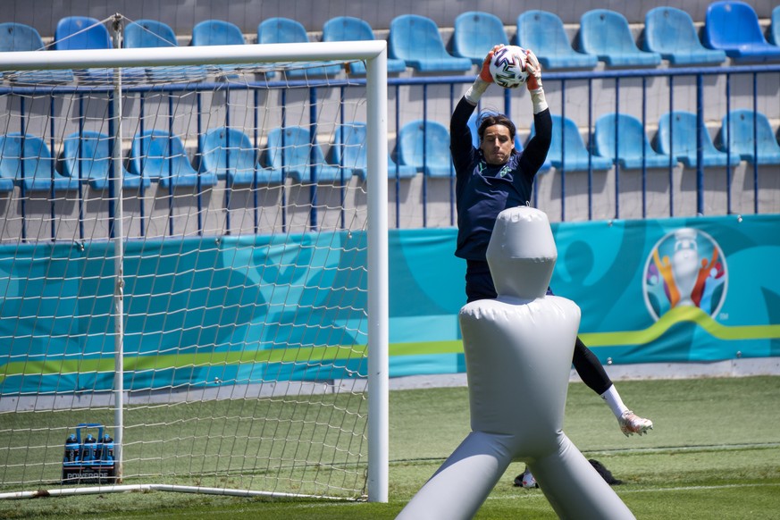 epa09256678 Switzerland&#039;s goalkeeper Yann Sommer in action during a training session prior to the UEFA EURO 2020 soccer tournament at the Dalga Arena, in Baku, Azerbaijan, 09 June 2021. The UEFA  ...