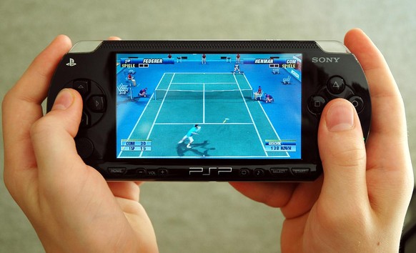 Ein 13-jaehriger Junge spielt am Sonntag, 4. Sept. 2005, auf einer PlayStation Portable (PSP) von Sony das Videospiel &quot;Virtua Tennis&quot; des Herstellers Sega. Das tragbare Geraet kann ausserdem ...