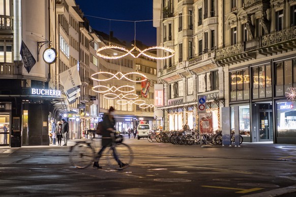 Die Weihnachtsbeleuchtung leuchtet festlich in der Grendelstrasse der Luzerner Altstadt, wo zur Zeit der Weihnachtverkauf richtig angelaufen ist, am Dienstag, 15. Dezember 2020 in Luzern. Die Geschaef ...