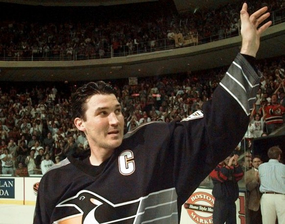 Pittsburgh Penguins Mario Lemieux (66) waves good-bye as he makes his final regular-season appearance in Miami following the Penguins 4-2 defeat to the Florida Panthers Friday, April 11, 1997, in Miam ...