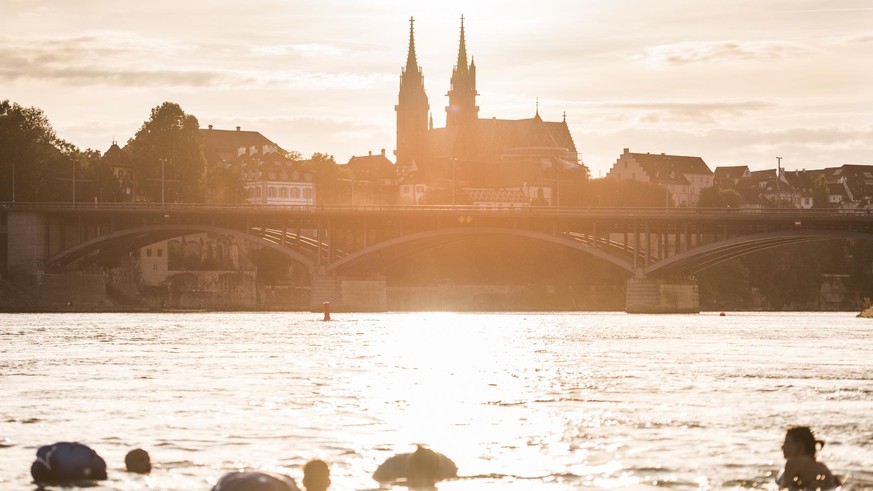 Schweiz. ganz natuerlich. Basel ist eine der wenigen Orte, in denen man im Fluss mitten durch die Stadt schwimmen kann. Im Sommer zieht der Rhein die ganze Stadt an. Dann packen die Basler und Tourist ...