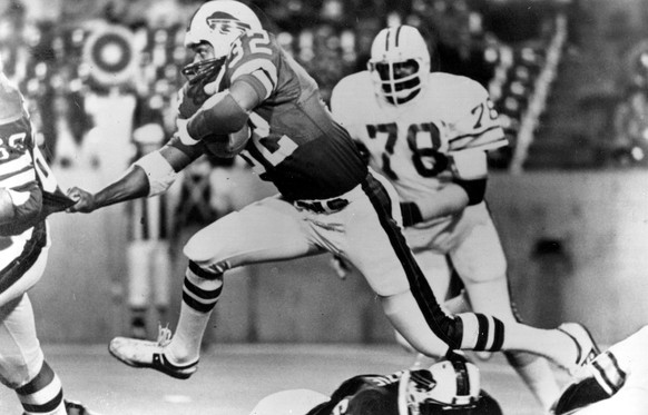 FILE - In this Sept. 3, 1977 file photo, Buffalo Bills&#039; O.J. Simpson (32) runs past Tampa Bay Buccaneers&#039; Council Rudolph (78) during an NFL football game in Buffalo, N.Y. Simpson, the forme ...