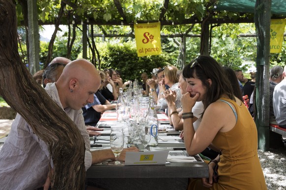 Befuehrworter des Nationalpark-Projekts &quot;Parco Nazionale del Locarnese&quot;, versammlen sich im Centovalli Restaurant, um das Ergebnis der Abstimmung abzuwarten, am Sonntag, 10. Juni 2018, in Po ...