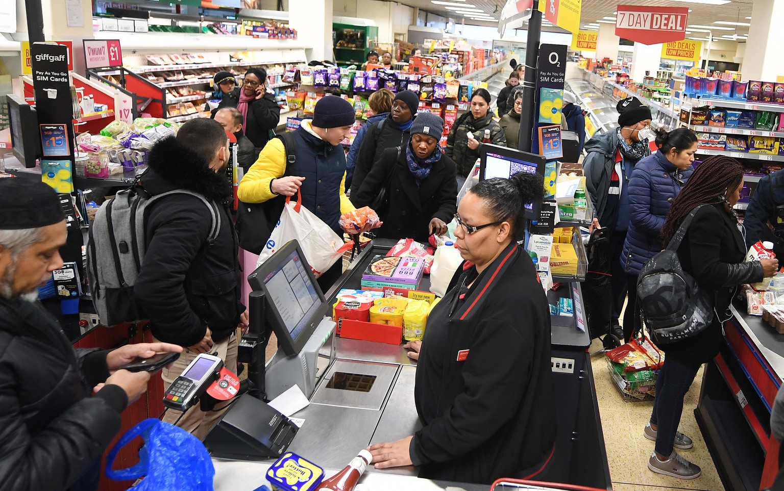 epa08306396 People queue at a supermarket in London, Britain, 19 March 2020. The UK&#039;s major supermarkets have requested police protection over fears coronavirus panic-buying could lead to rioting ...