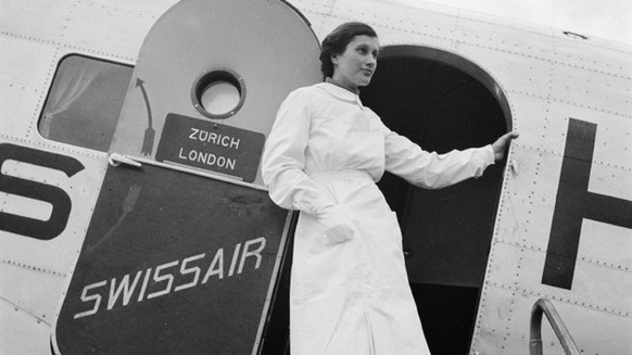 1930er: Eine Stewardess in der Tür einer Douglas DC-2 der Swissair.&nbsp;