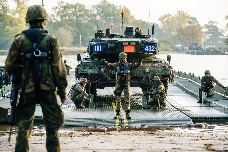epa08767679 German Bundeswehr Army soldiers practice the crossing of the river Elbe with a Leopard 2 tank at the crossing point between Storkau (Elbe) and Hohengoehren, in Storkau (Elbe), Germany, 23  ...