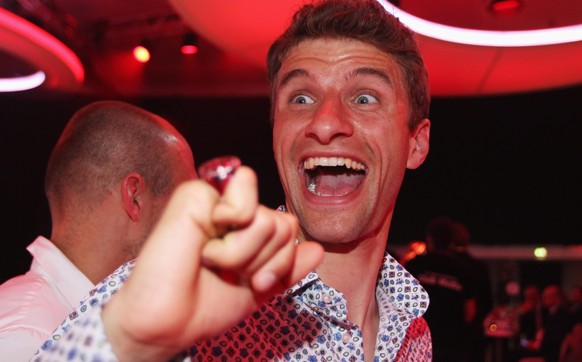 epa05307150 A picture made available on 15 May 2016 shows Bayern Munich&#039;s Thomas Mueller (C) smiles with his Championship ring during the FC Bayern Muenchen Bundesliga Champions Dinner at the Pos ...