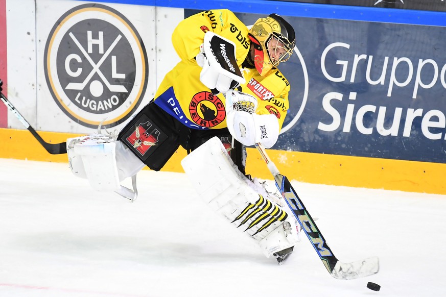 Bern&#039;s goalkeeper Leonardo Genoni in action during the preliminary round game of National League Swiss Championship 2017/18 between HC Lugano and SC Bern, at the ice stadium Resega in Lugano, Swi ...