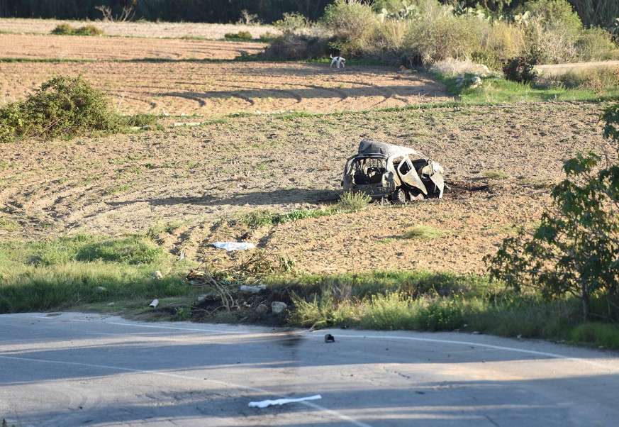 JAHRESRUECKBLICK 2017 - OKTOBER - The wreckage of the car of investigative journalist Daphne Caruana Galizia lies next to a road in the town of Mosta, Malta, Monday, Oct. 16, 2017. Malta&#039;s prime  ...
