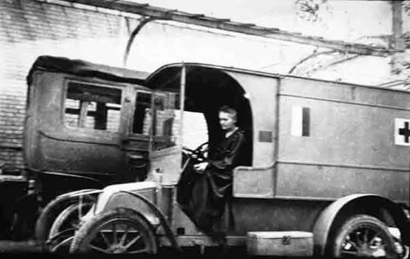 Marie am Steuer eines Röntgenwagens. Unterstützt wurde ihre Arbeit von der Union des femmes de France.