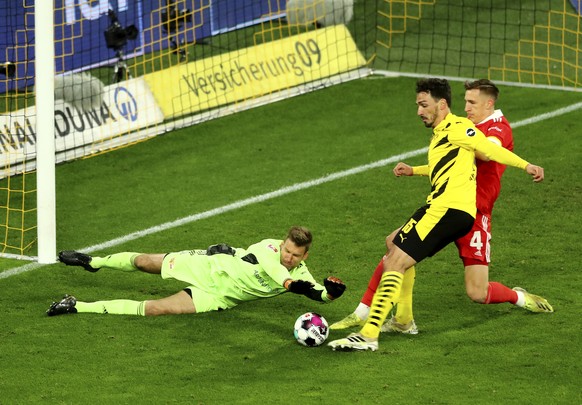 Union&#039;s goalkeeper Andreas Luthe, left, Dortmund&#039;s Mats Hummels and Union&#039;s Nico Schlotterbeck challenge for the ball during the German Bundesliga soccer match between Borussia Dortmund ...
