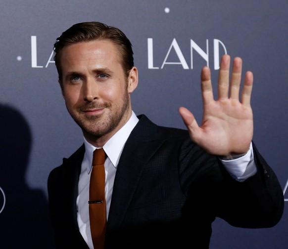Cast member Ryan Gosling waves at the premiere of &quot;La La Land&quot; in Los Angeles, California U.S., December 6, 2016. REUTERS/Mario Anzuoni
