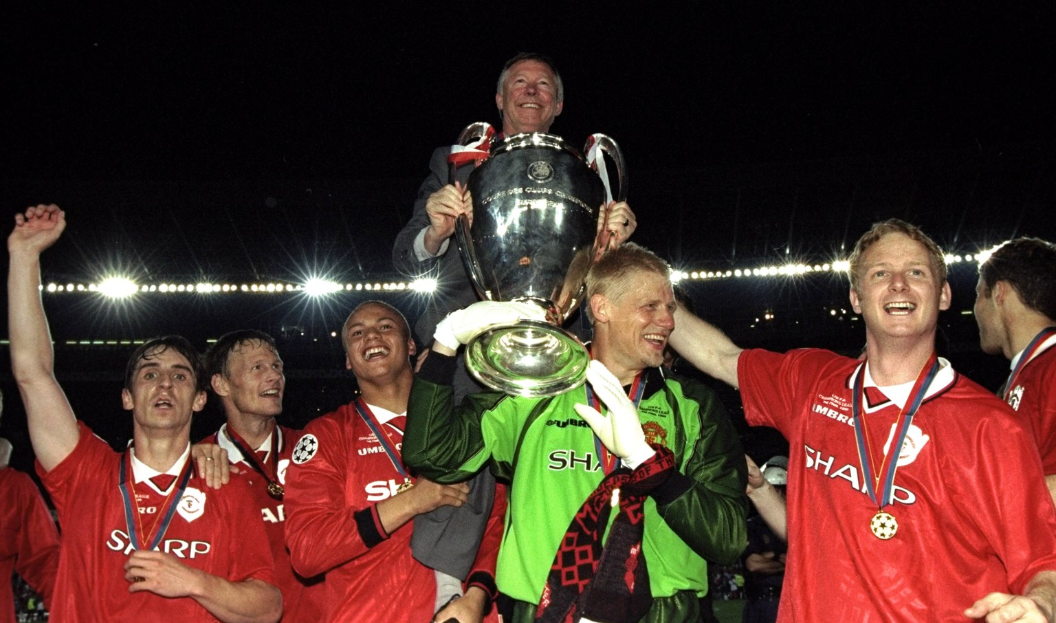 26 May 1999: Alex Ferguson celebrates with Manchester United players and the European Cup after winning the European Champions League Final against Bayern Munich in the Nou Camp Stadium, Barcelona, Sp ...