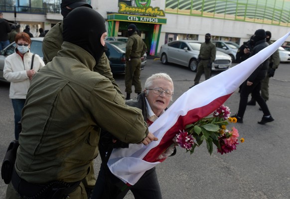 epa08681629 Belarusian policemen detain an opposition activist Nina Baginskaya, 73, during women&#039;s peaceful solidarity action in Minsk, Belarus, 19 September 2020. Opposition activists continue t ...