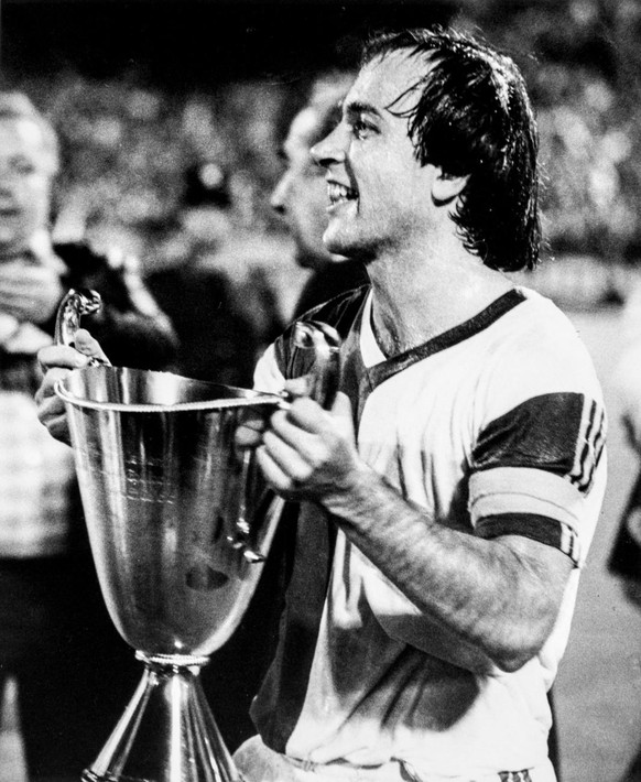 Die Grasshoppers sind Schweizer Fussballmeister 1978. GC-Captain Andre &quot;Bigi&quot; Meier zeigt nach der letzten Meisterschaftsrunde im Mai 1978 im Hardturm-Stadion in Zuerich stolz den Pokal. (KE ...