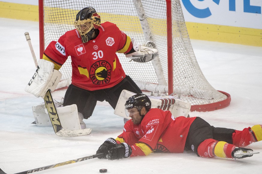 Berns goalie Leonardo Genoni, left, and Andrew Ebbett, right, in action during the group phase of the Champions Hockey League group stage match between SC Bern and Austria&#039;s Red Bull Salzburg on  ...