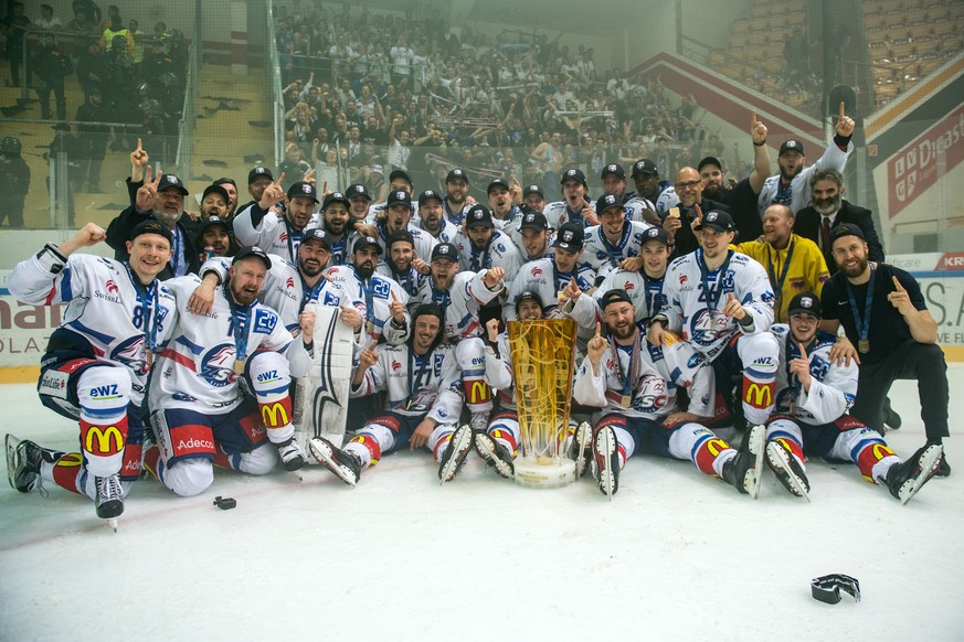 Zurich&#039;s players celebrate with the trophy after winning the Swiss championship title, during the seventh match of the playoff final of the National League of the ice hockey Swiss Championship be ...