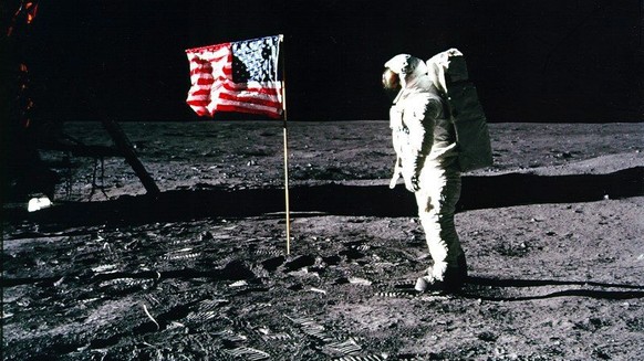 epa01797778 A NASA handout photo dated 20 July 1969 showing Apollo 11 astronaut Edwin &#039;Buzz&#039; Aldrin standing by the US flag planted on the surface of the moon. On 20 July 2009 the world mark ...
