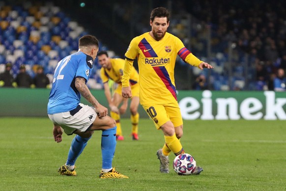 epa08247774 Napoli&#039;s Giovanni Di Lorenzo (L) and Barcelona&#039;s Lionel Messi in action during the UEFA Champions League round of 16 first leg soccer match between SSC Napoli vs FC Barcelona at  ...