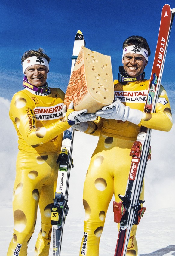 ARCHIV --- Die Schweizer Ski-Cracks Paul Accola (links) und Franz Heinzer bei der Praesentation der neuen Dresses im Kaese-Look (aufgenommen am 28. September 1992). Als Nachfolger der Kaesunion wird a ...