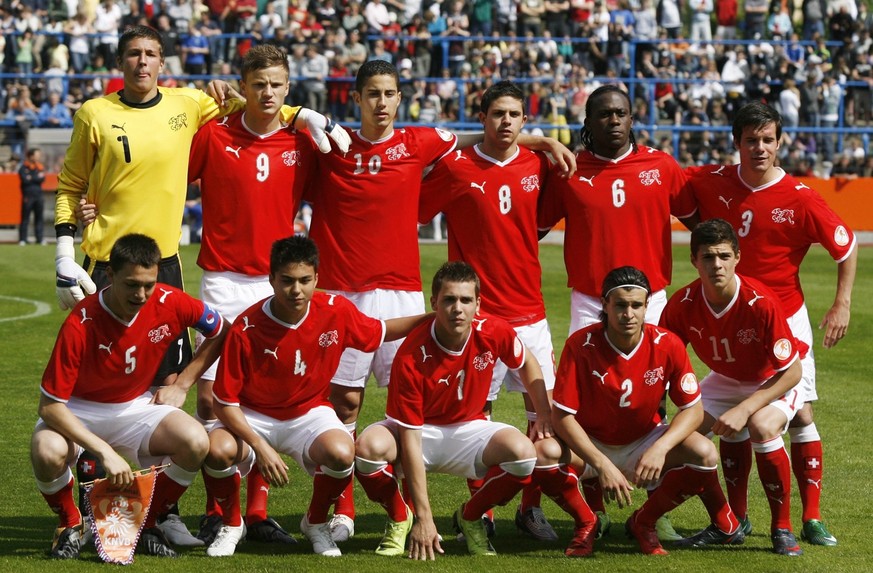 Die Spieler der Schweizer U17 Nationalmannschaft posiert vor dem Halbfinale des U17 Fussball Europameisterschaftsspiels Schweiz gegen Niederlande am Freitag, 15. Mai 2009, im Stadion der Freundschaft  ...