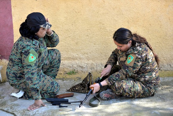 epa07389160 Syrian Kurdish female fighters of the Women&#039;s Protection Units (YPJ) take part in a military training session at a training center in rural Deir ez-Zor in Syria, 22 February 2019. Hun ...