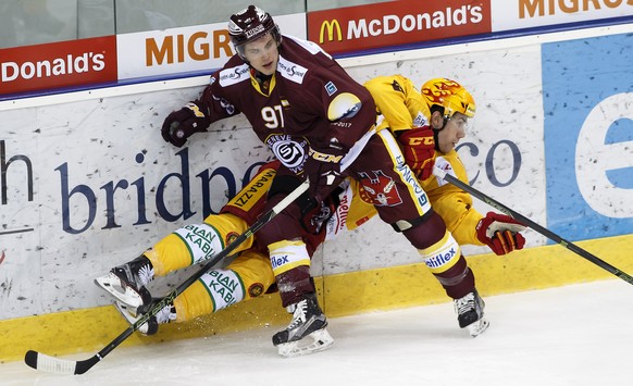 Geneve-Servette&#039;s centre Mike Santorelli, of Canada, left, vies for the puck with Tigers&#039; centre Yannick-Lennart Albrecht, right, during the game of National League A (NLA) Swiss Championshi ...