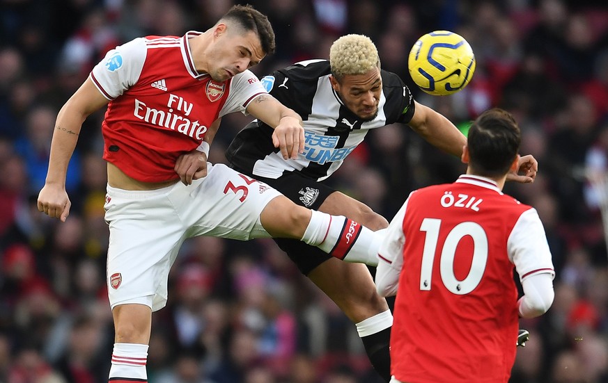 epa08222592 Arsenal&#039;s Granit Xhaka (L) vies for the ball with Newcastle United&#039;s Joelinton (R) during an English Premier League soccer match at the Emirates Stadium in London, Britain, 16 Fe ...