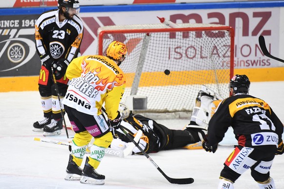 Bern&#039;s player Mark Arcobello scores the 1-0 goal during the preliminary round game of National League A (NLA) Swiss Championship 2016/17 between HC Lugano and SC Bern, at the ice stadium Resega i ...
