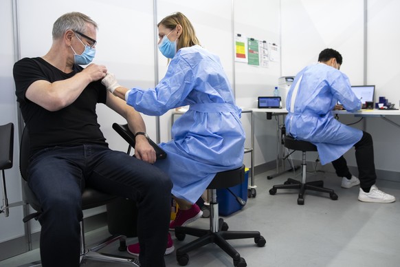 Ein Mann bekommt eine Covid-19 Impfung in einer Impfkabine im Impfzentrum Bernexpo, am Montag, 10. Mai 2021, in Bern. Im heute geoeffneten Impfzentrum Bernexpo (IZBE) werden bei voller Auslastung bis  ...