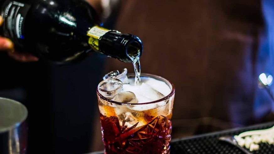 negroni sbagliato drink trinken alkohol cocktail campari vermouth champagner prosecco https://winedharma.com/en/dharmag/february-2016/negroni-sbagliato-cocktail-recipe-great-drink-born-mistake
